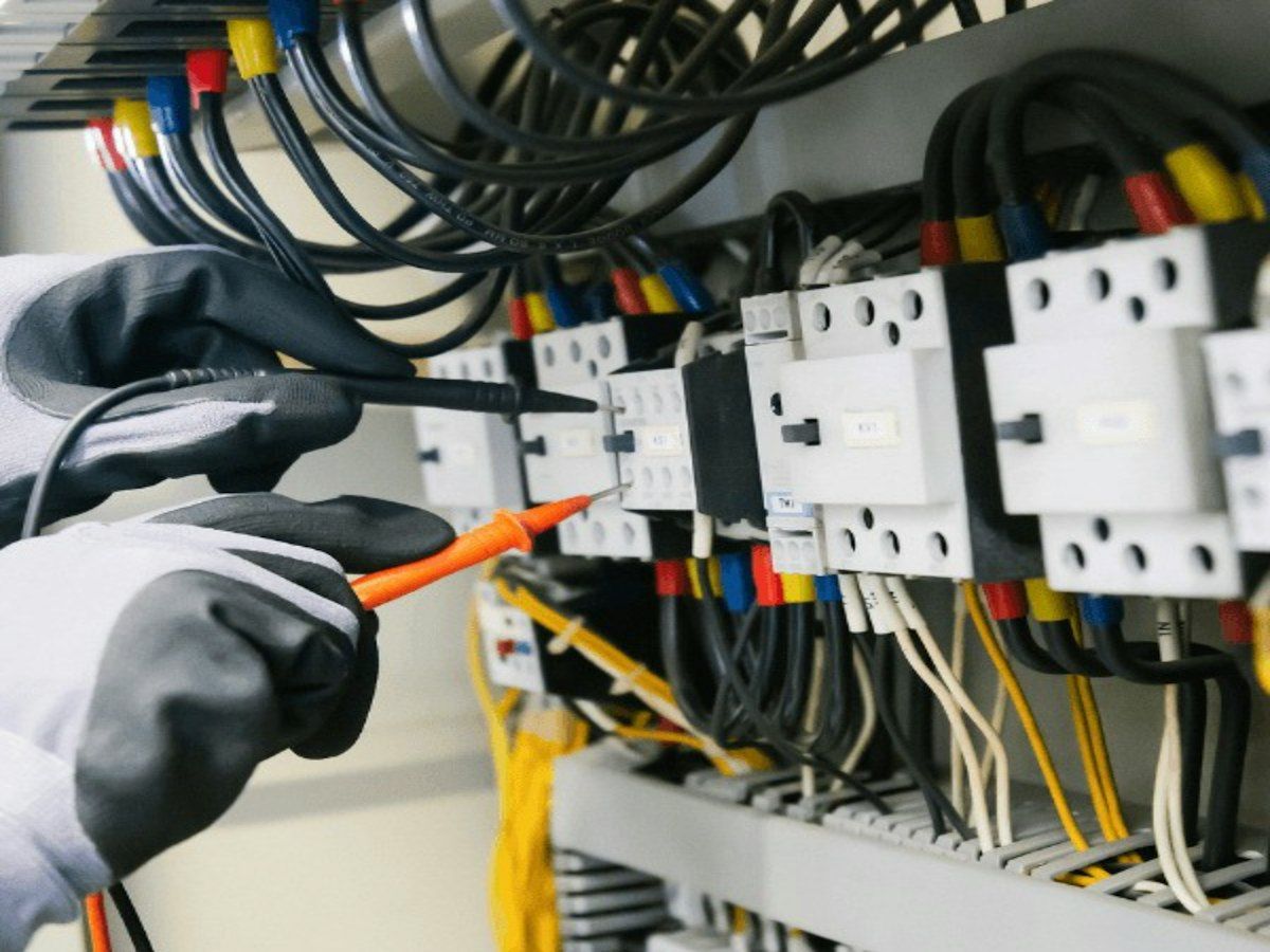 Elektrische Anlage mit Zählerschrank und Verteilung an der Wand
