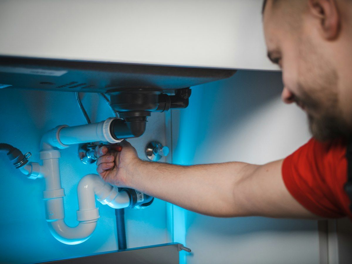 Haus mit Außeneinheit einer Wärmepumpe